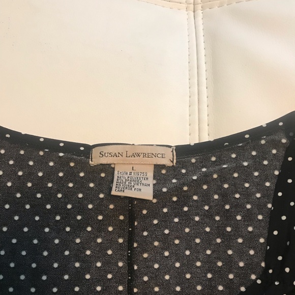 Flattering black top - Picture 2 of 3